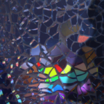 deux silhouettes qui se tournent le dos derrière du verre brisé, représentation d'une amitié cassée.