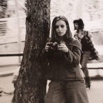 une jeune femme TDAH seule qui a le regard ailleurs, elle rêve