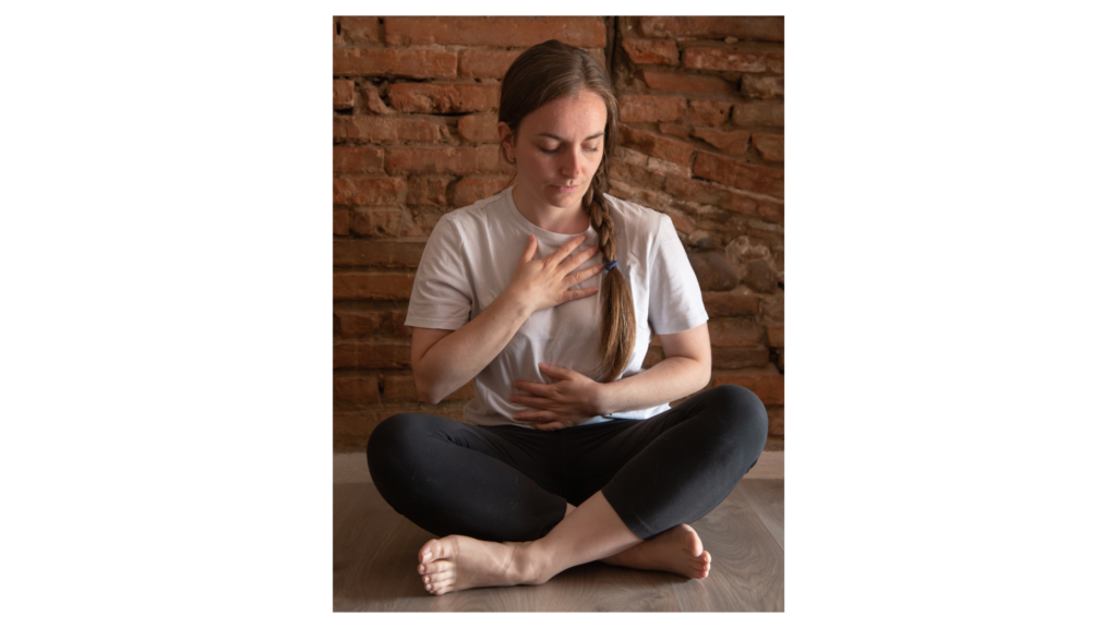 une femme qui médite au sol pour grandir son énergie.