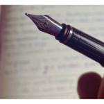 une plume de stylo et un carnet pour écrire et faire du journaling