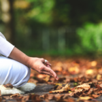 Une femme qui médite