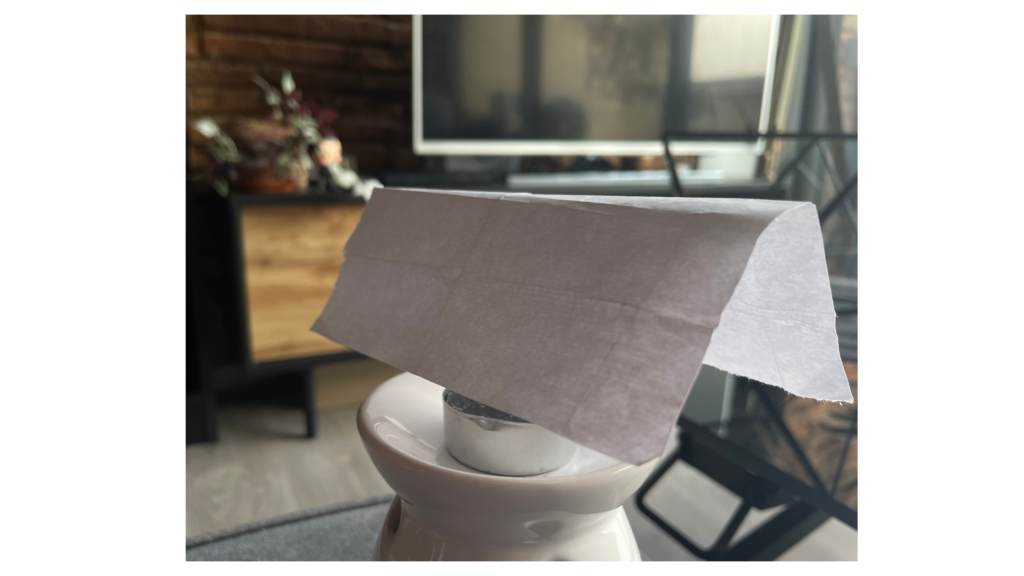 bout de papier pour l'exercice de la télékinésie, une forme de méditation.