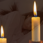 Une femme est en train de rêver d'un proche décédé