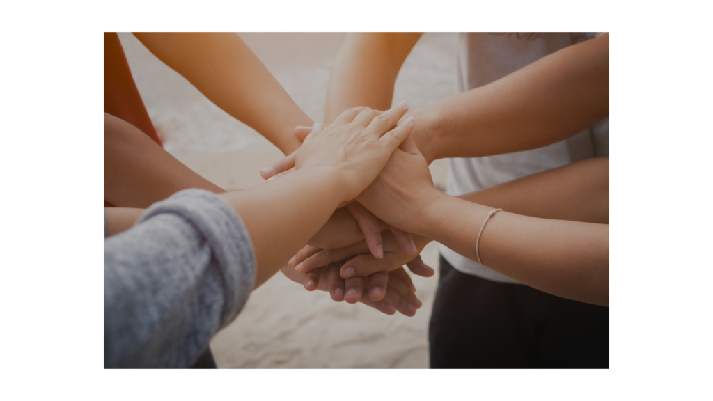 Des amies qui se tiennent la main, des histoires d'amitié. 