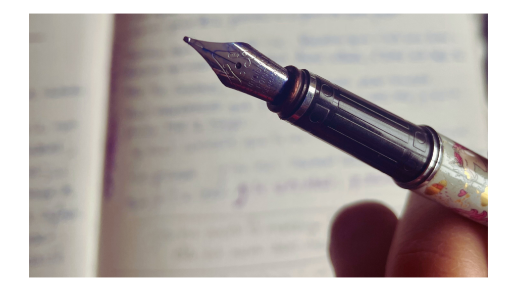 un stylo plume sur un carnet ouvert. représente un blog d'introspection