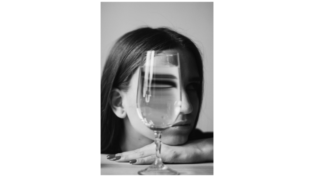 Une femme qui a un visage déformé à cause d'un verre ; santé mentale des femmes