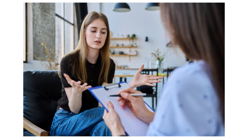 une femme est dans un cabinet médical devant un psychiatre