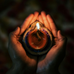 un encens au creux des mains, un guide vers le spirituel