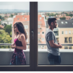 Un couple en crise, un homme et une femme se tourne le dos