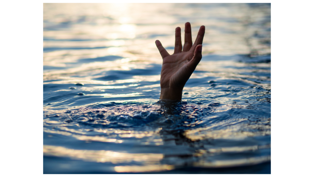Une main qui sort de l'eau d'une personne en train de se noyer ; image métaphorique de la victimisation. Illustre la victimisation dans une relation
